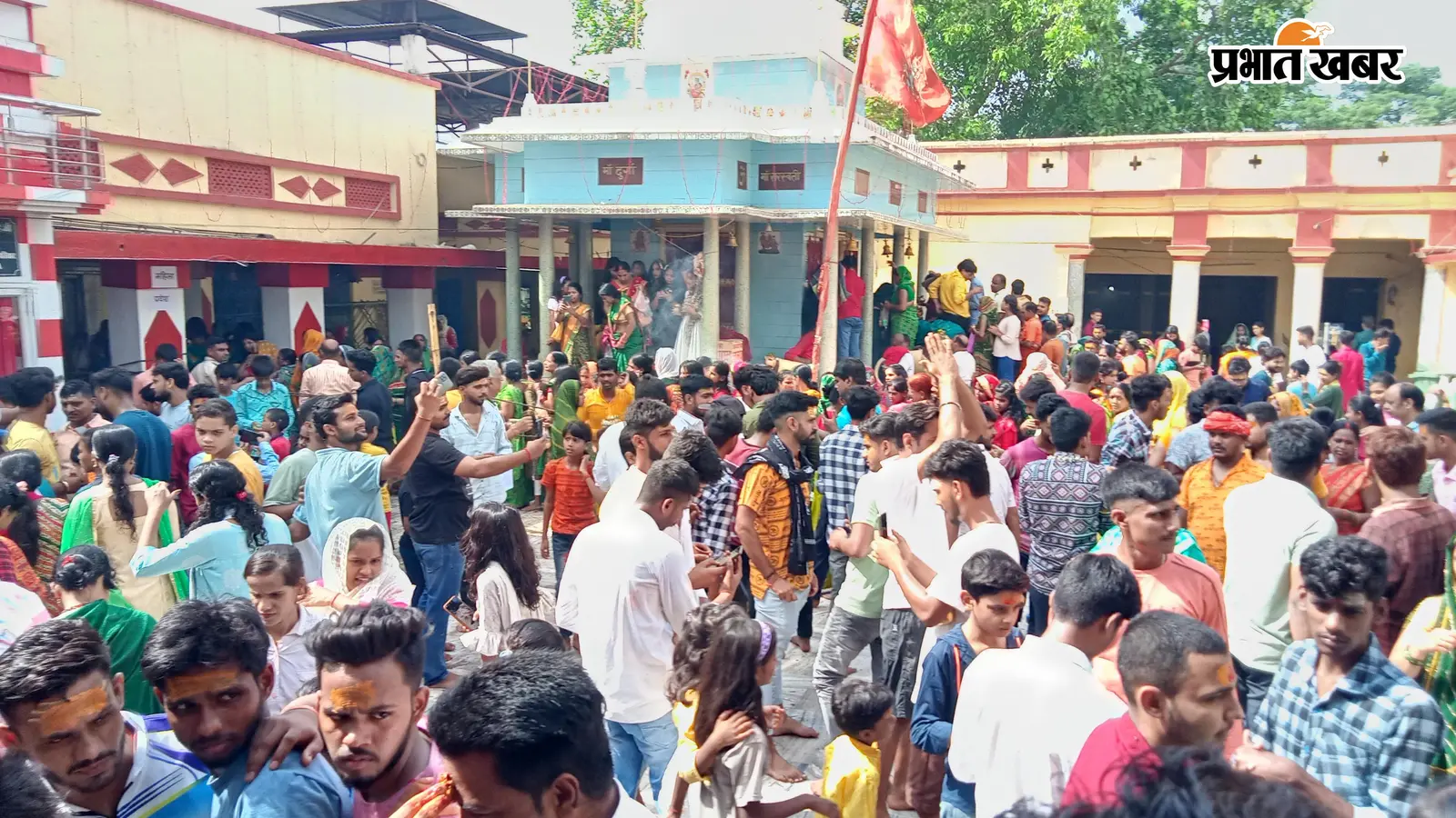 फोटो- धर्मनाथ मंदिर में उमड़ी श्रद्धालुओं की भीड़ फोटो, पंकज सिनेमा रोड स्थित शिव मंदिर पर जुटे श्रद्धालु | Prabhat Khabar Network फोटो- धर्मनाथ मंदिर में उमड़ी श्रद्धालुओं की भीड़ फोटो, पंकज सिनेमा रोड स्थित शिव मंदिर पर जुटे श्रद्धालु | Prabhat Khabar Network