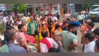 घटनास्थल पर लगी लोगों की भीड़ | Prabhat Khabar Network घटनास्थल पर लगी लोगों की भीड़ | Prabhat Khabar Network