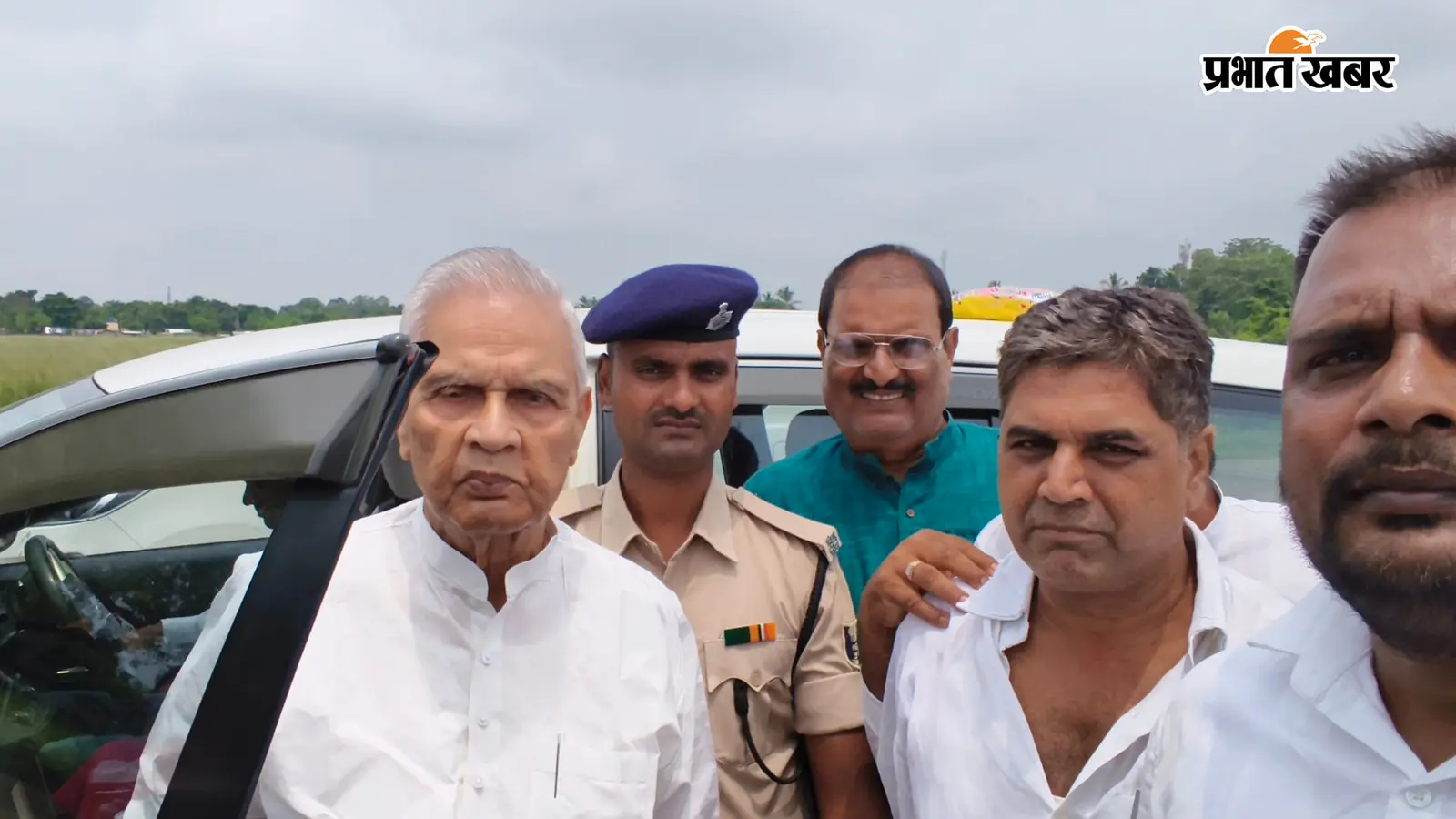 फोटो कैप्शन - एयरपोर्ट पर उपमुख्यमंत्री बिजेंद्र प्रसाद यादव वी कार्यकर्ता | Prabhat Khabar Network फोटो कैप्शन - एयरपोर्ट पर उपमुख्यमंत्री बिजेंद्र प्रसाद यादव वी कार्यकर्ता | Prabhat Khabar Network