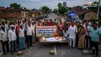 प्रयागराज करंट से छात्र की मौत पर बवाल, ग्रामीणों ने सड़क पर शव रखकर लगाया जाम