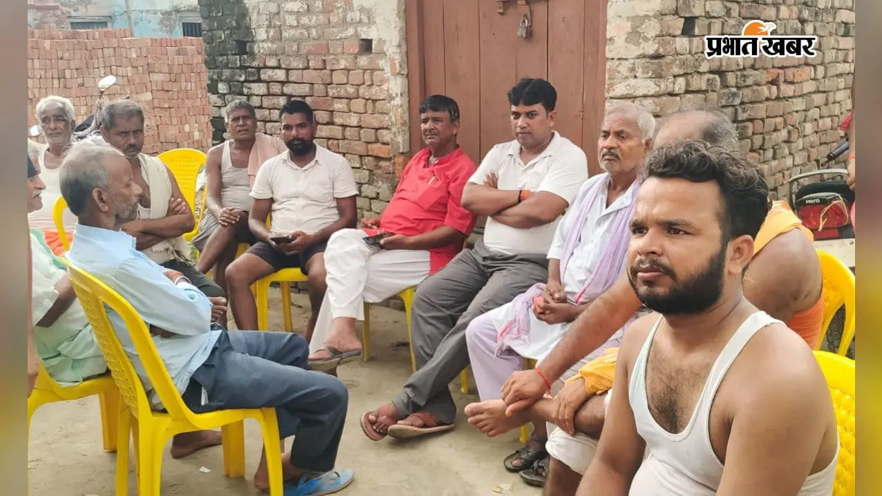 शोक संतप्त परिजनों कों ढाढ़स बंधाते जिलापार्षद. | Prabhat Khabar Network शोक संतप्त परिजनों कों ढाढ़स बंधाते जिलापार्षद. | Prabhat Khabar Network