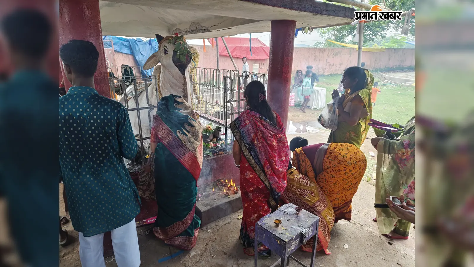 खरसावां के रामगढ़ शिव मंदिर में नंदी महाराज पर जलाभिषेक करते श्रद्धालु | Prabhat Khabar Network खरसावां के रामगढ़ शिव मंदिर में नंदी महाराज पर जलाभिषेक करते श्रद्धालु | Prabhat Khabar Network