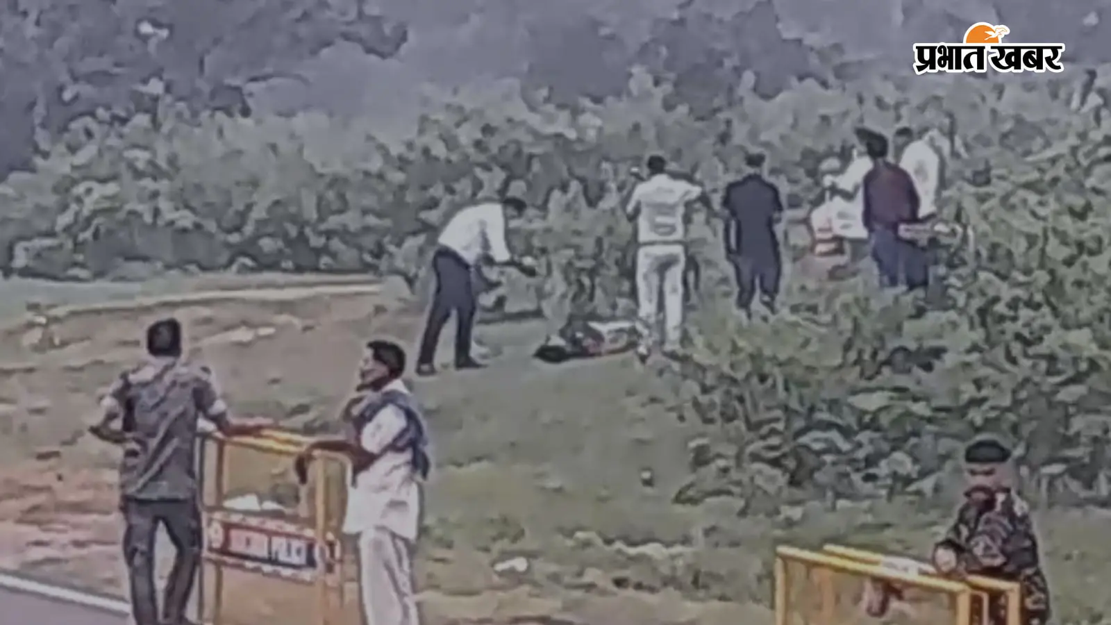 घटनास्थल से साक्ष्य इकठ्ठा करने पहुंची एफएसएल टीम घटनास्थल से साक्ष्य इकठ्ठा करने पहुंची एफएसएल टीम