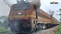बदायूं में चलती पैसेंजर के इंजन में अचानक लगी आग, रेलवे की टीम मौके पर पहुंची, कई ट्रेनें प्रभावित