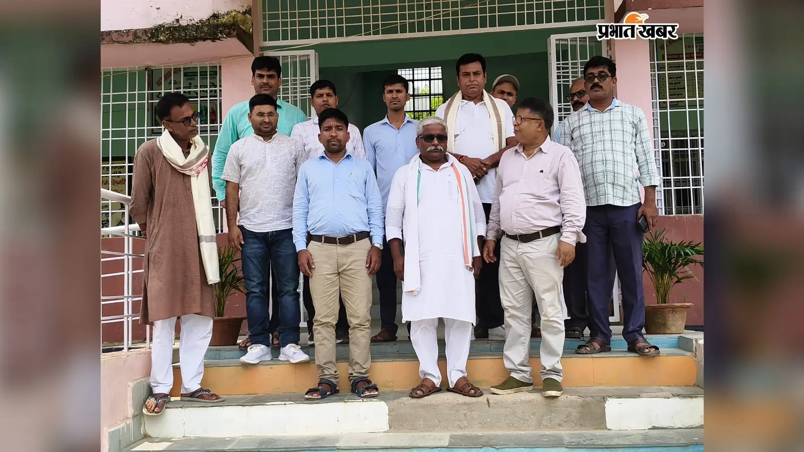 फोटो:विद्यालय प्रबंधन समिति की बैठक में उपस्थित विधायक एवं शिक्षकगण | Prabhat Khabar Network फोटो:विद्यालय प्रबंधन समिति की बैठक में उपस्थित विधायक एवं शिक्षकगण | Prabhat Khabar Network