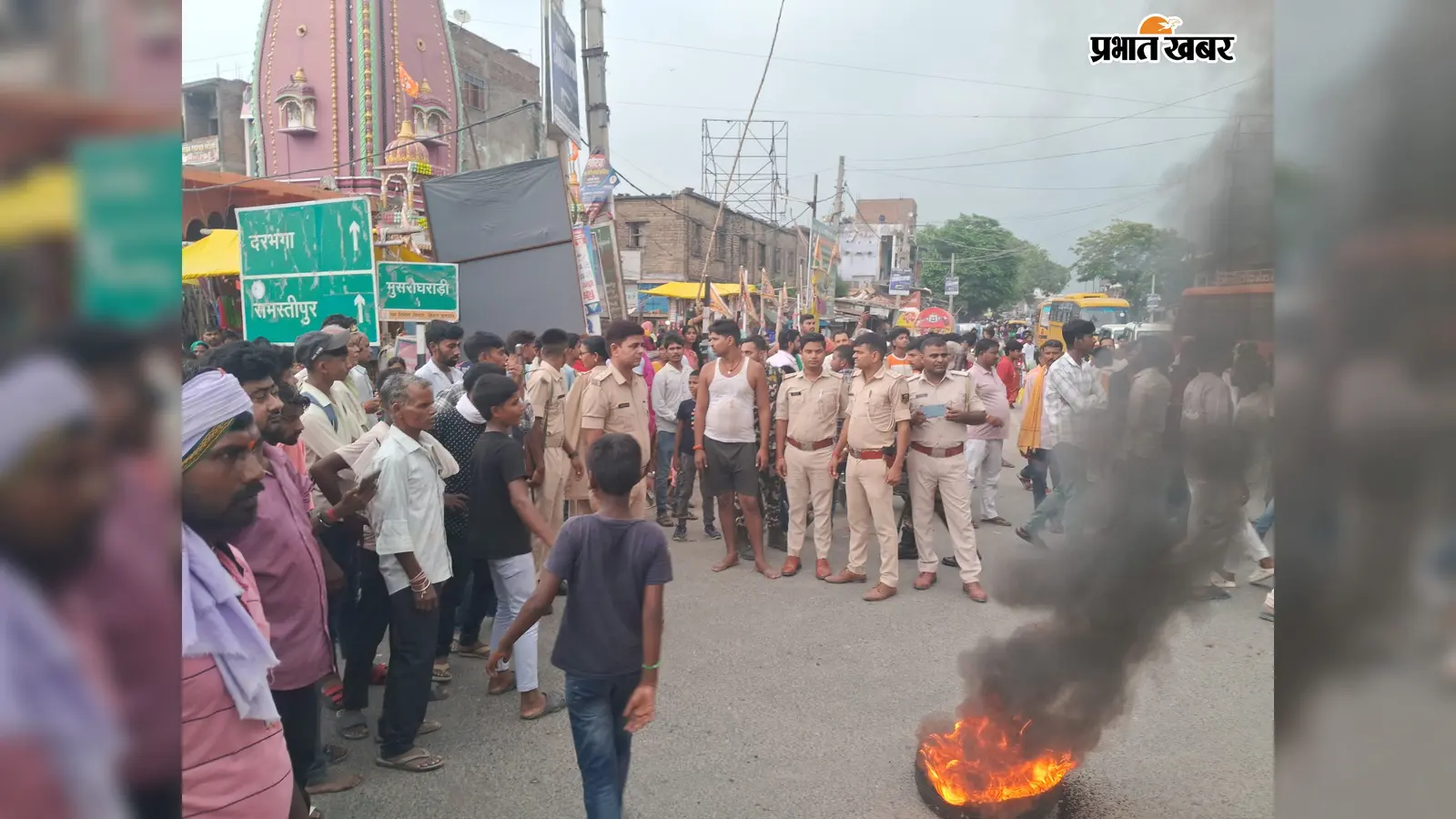 आगजनी व सड़क जाम करते प्रदर्शनकारी | Prabhat Khabar Network आगजनी व सड़क जाम करते प्रदर्शनकारी | Prabhat Khabar Network