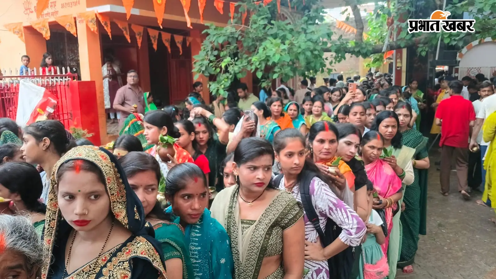 फोटो - जलाभिषेक करते भक्त फोटो - जलाभिषेक के लिए कतार में खड़े भक्त फोटो - पूजा सामग्री की खरीदारी करते लोग फोटो - मेला में खरीदारी करते लोग | Prabhat Khabar Network फोटो - जलाभिषेक करते भक्त फोटो - जलाभिषेक के लिए कतार में खड़े भक्त फोटो - पूजा सामग्री की खरीदारी करते लोग फोटो - मेला में खरीदारी करते लोग | Prabhat Khabar Network