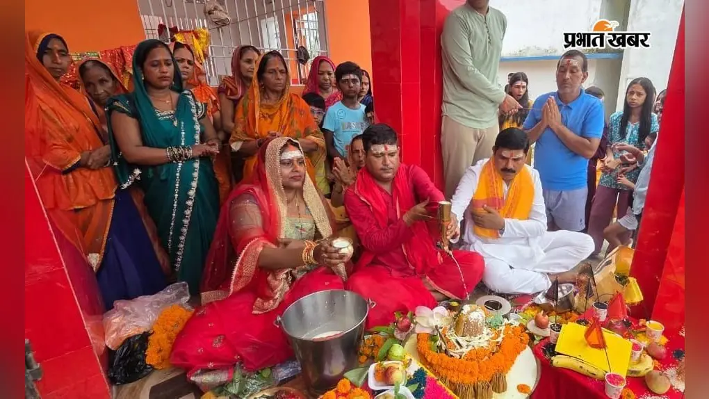 रुद्राभिषेक में शामिल श्रद्धालु | Prabhat Khabar Network रुद्राभिषेक में शामिल श्रद्धालु | Prabhat Khabar Network