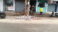 सफाई कर्मियों की हड़ताल से शहर बेहाल, सड़कों पर कूड़े का अंबार, मृत कुत्ते का शव बना मुसीबत