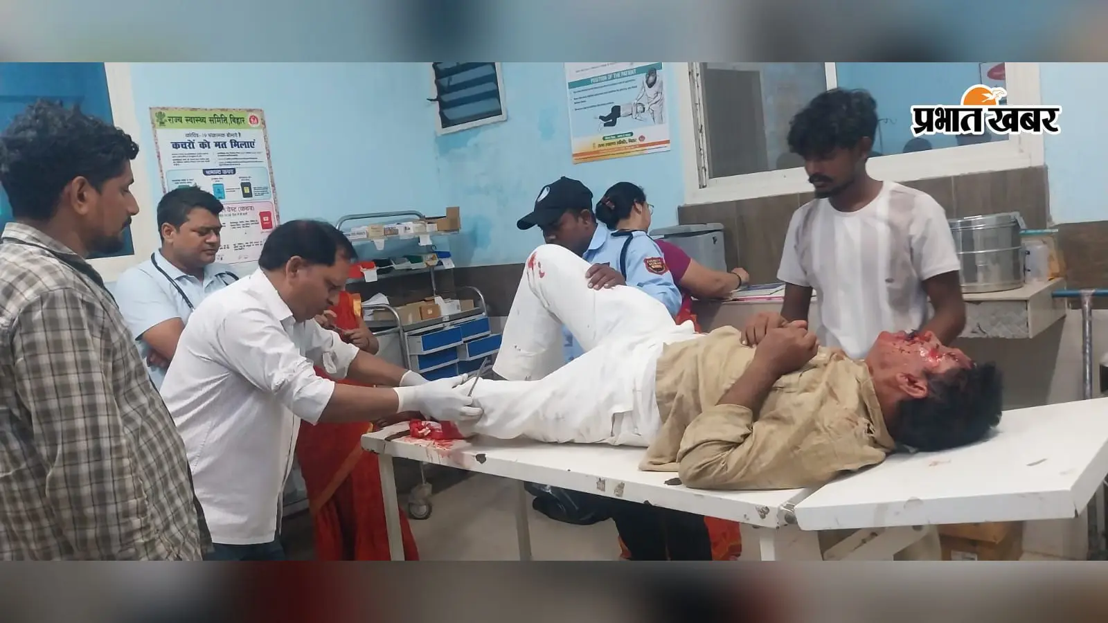 सीएचसी में घायलों का उपचार करते चिकित्सक | Prabhat Khabar Network सीएचसी में घायलों का उपचार करते चिकित्सक | Prabhat Khabar Network