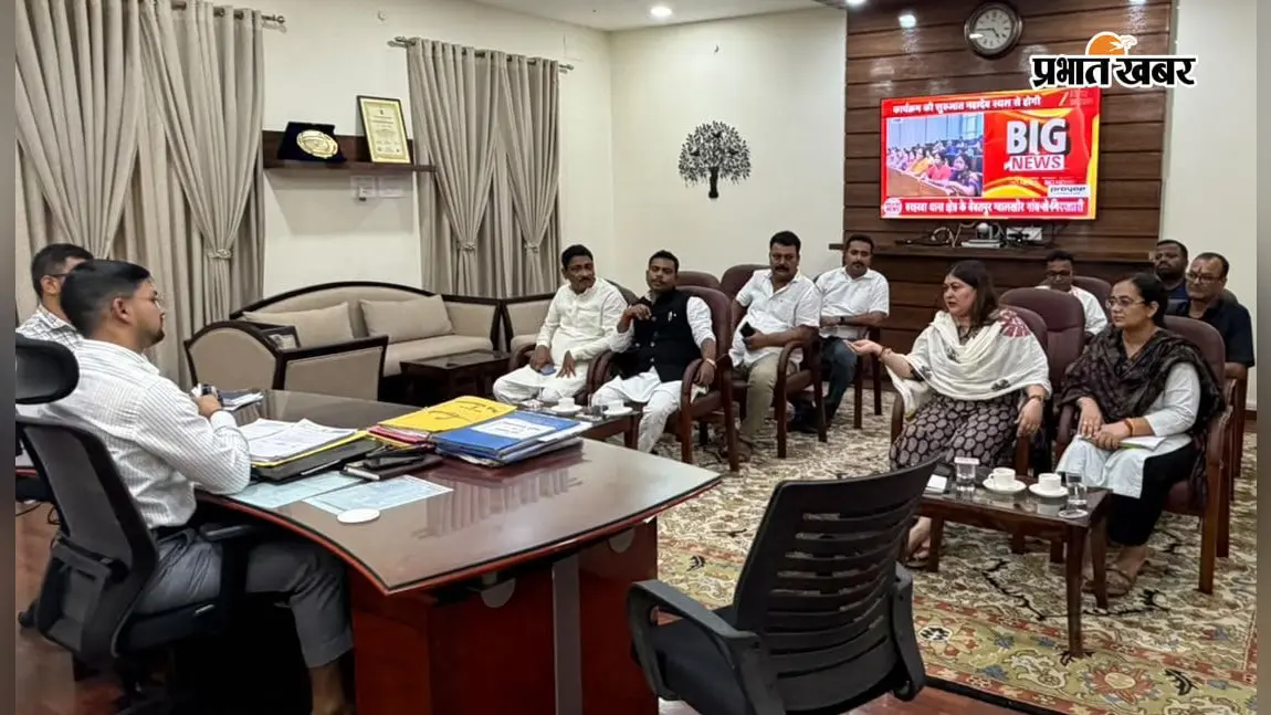 फोटो - जिलाधिकारी से बातचीत करते प्रतिनिधिमंडल के सदस्यगण | Prabhat Khabar Network फोटो - जिलाधिकारी से बातचीत करते प्रतिनिधिमंडल के सदस्यगण | Prabhat Khabar Network