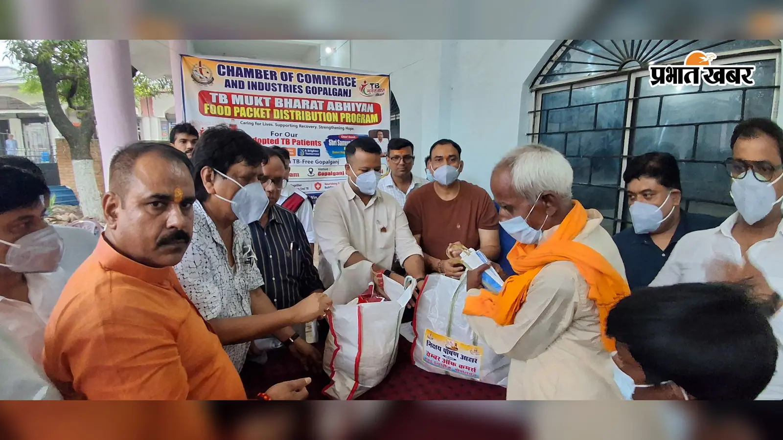 फोटो, डीएम के द्वारा टीवी मरीजों के लिये राहत सामग्री बाटते | Prabhat Khabar Network फोटो, डीएम के द्वारा टीवी मरीजों के लिये राहत सामग्री बाटते | Prabhat Khabar Network