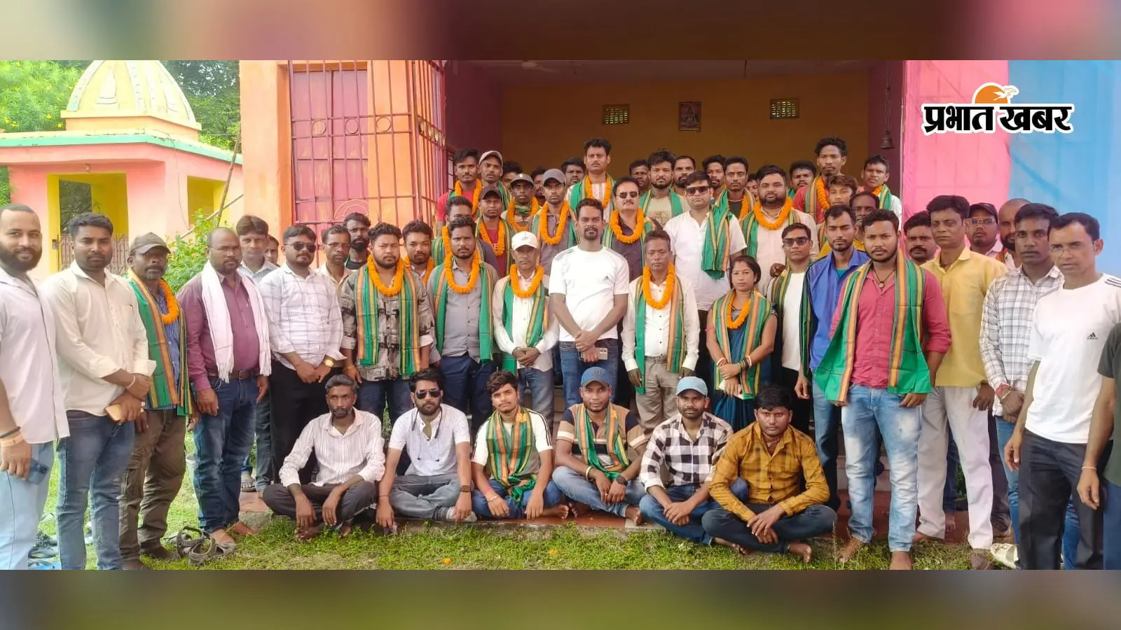 फोटो कैप्शन (१) जेएलकेएम में नये सदस्य को फुल माला पहनाकर स्वागत करते | Prabhat Khabar Network फोटो कैप्शन (१) जेएलकेएम में नये सदस्य को फुल माला पहनाकर स्वागत करते | Prabhat Khabar Network