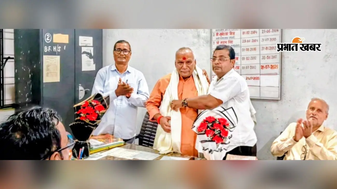 मुख्य अतिथि का स्वागत करते एचएम आश मोहम्मद बैठा और अन्य | Prabhat Khabar Network मुख्य अतिथि का स्वागत करते एचएम आश मोहम्मद बैठा और अन्य | Prabhat Khabar Network