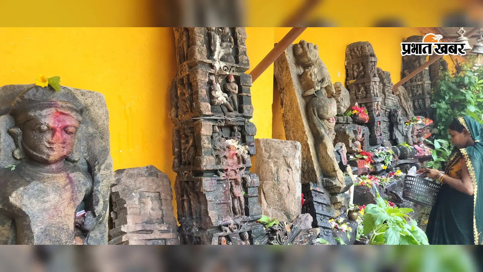मंदिर प्रांगण में भोलेनाथ के दर्शन के लिए कतार में श्रद्धालु,, मंदिर प्रांगण में रखी गई प्राचीन मूर्तियां, | Prabhat Khabar Network मंदिर प्रांगण में भोलेनाथ के दर्शन के लिए कतार में श्रद्धालु,, मंदिर प्रांगण में रखी गई प्राचीन मूर्तियां, | Prabhat Khabar Network