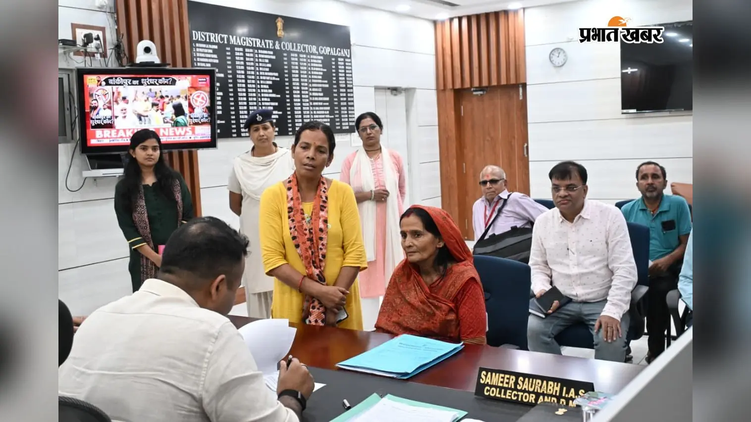 फोटो नं 19- लोगों की समस्याओं को सुनते डीएम | Prabhat Khabar Network फोटो नं 19- लोगों की समस्याओं को सुनते डीएम | Prabhat Khabar Network