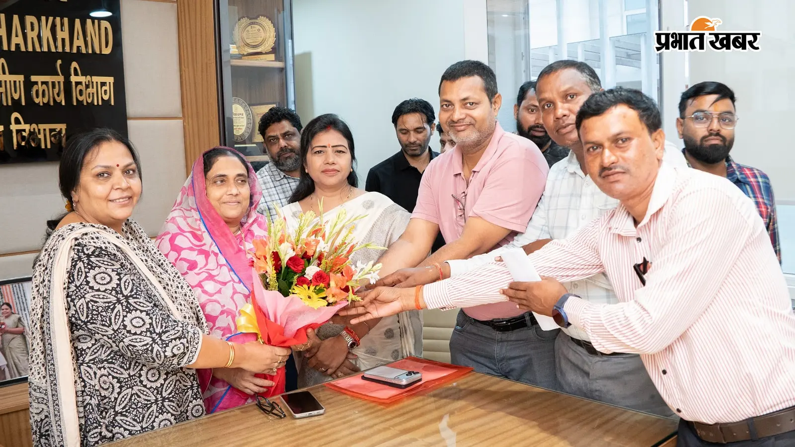 ग्रामीण विकास मंत्री दीपिका पांडेय सिंह को फूलों का गुलदस्ता देते जेएसएलपीएस के कर्मचारी. फोटो: प्रभात खबर ग्रामीण विकास मंत्री दीपिका पांडेय सिंह को फूलों का गुलदस्ता देते जेएसएलपीएस के कर्मचारी. फोटो: प्रभात खबर