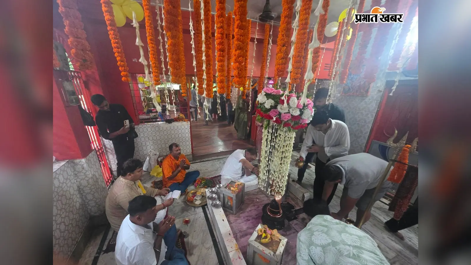 रक्सौल में सावन की पहली सोमवारी पर शिवालयों में उमड़ी भीड़, विश्व कल्याण के लिए हुआ रुद्राभिषेक