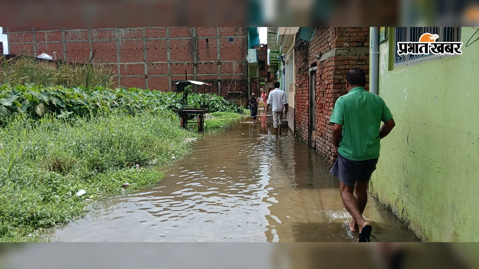 गेंदे पानी में चलकर आते जाते लोग | Prabhat Khabar Network गेंदे पानी में चलकर आते जाते लोग | Prabhat Khabar Network