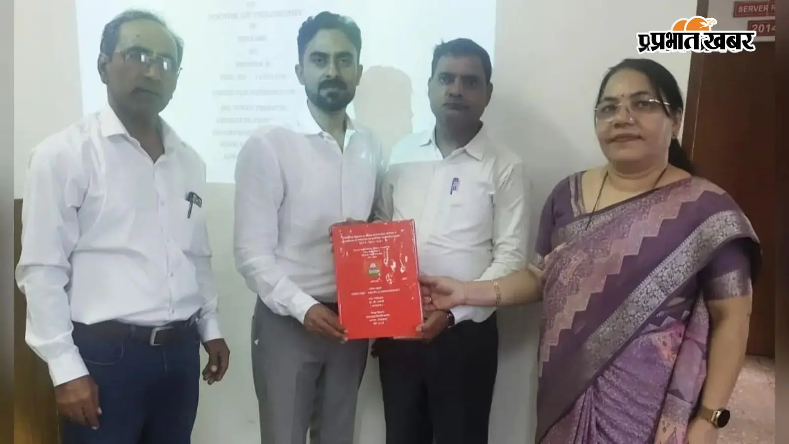 पीएचडी की उपाधि के साथ प्राचार्य डॉ अमित कुमार पीएचडी की उपाधि के साथ प्राचार्य डॉ अमित कुमार