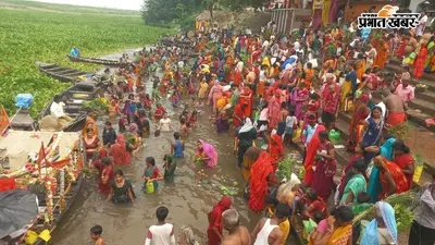 बेगूसराय में सावन की पहली सोमवारी और नाग पंचमी पर झमटिया गंगा घाट में उमड़ी आस्था, जलकुंभी से श्रद्धालु रहे परेशान
