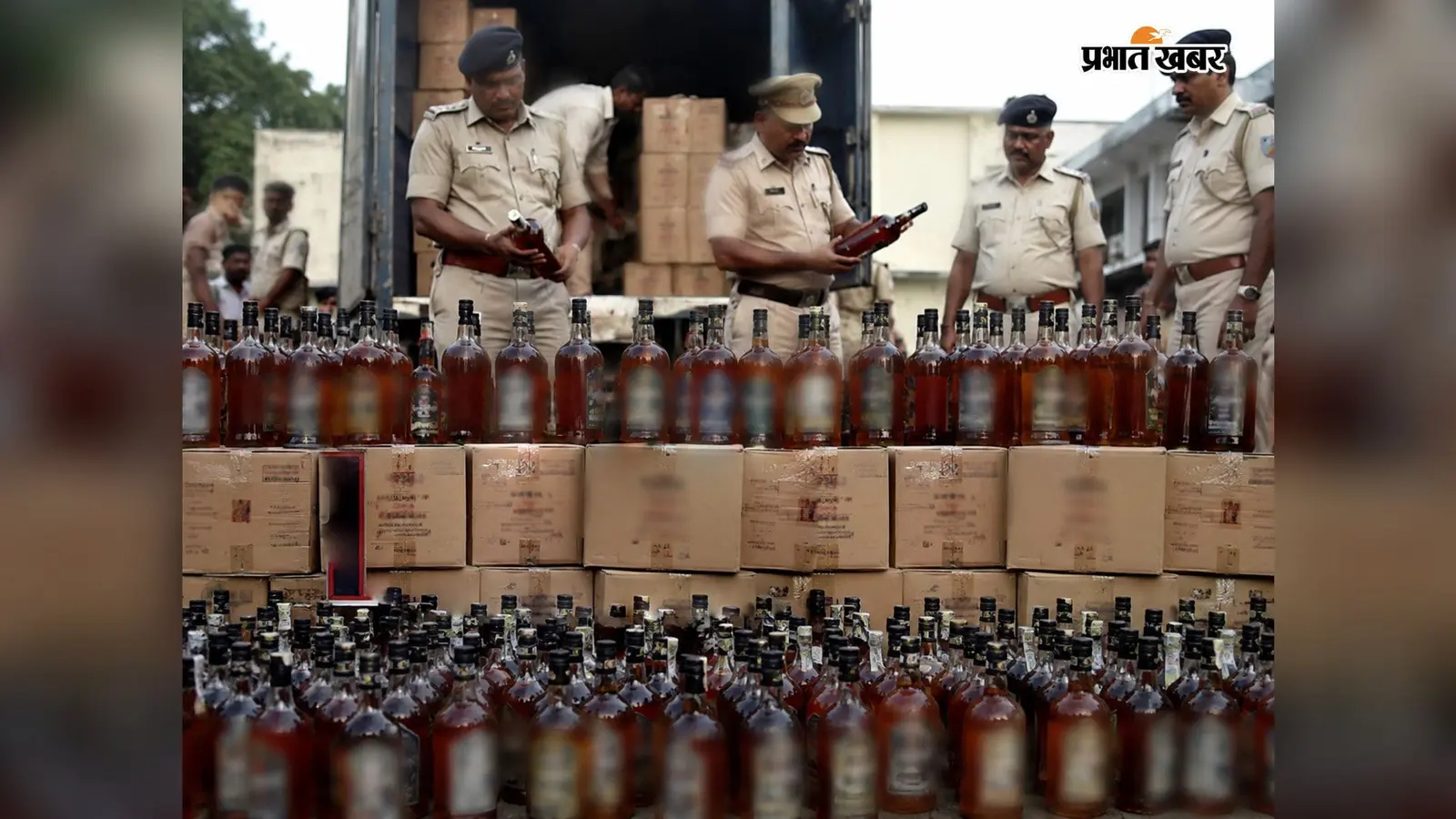 नामी ब्रांड की बोतलों में भरकर बेच रहे थे नकली शराब, मिनी फैक्ट्री पर पुलिस की छापेमारी