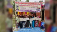 पीएम श्री योजना के तहत स्कूल समायोजन का विरोध, अभिभावकों ने स्कूल गेट पर दिया धरना