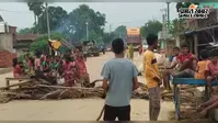 नवादा में जर्जर बिजली तार नहीं बदले जाने पर ग्रामीणों का फूटा गुस्सा, एसएच-103 किया जाम