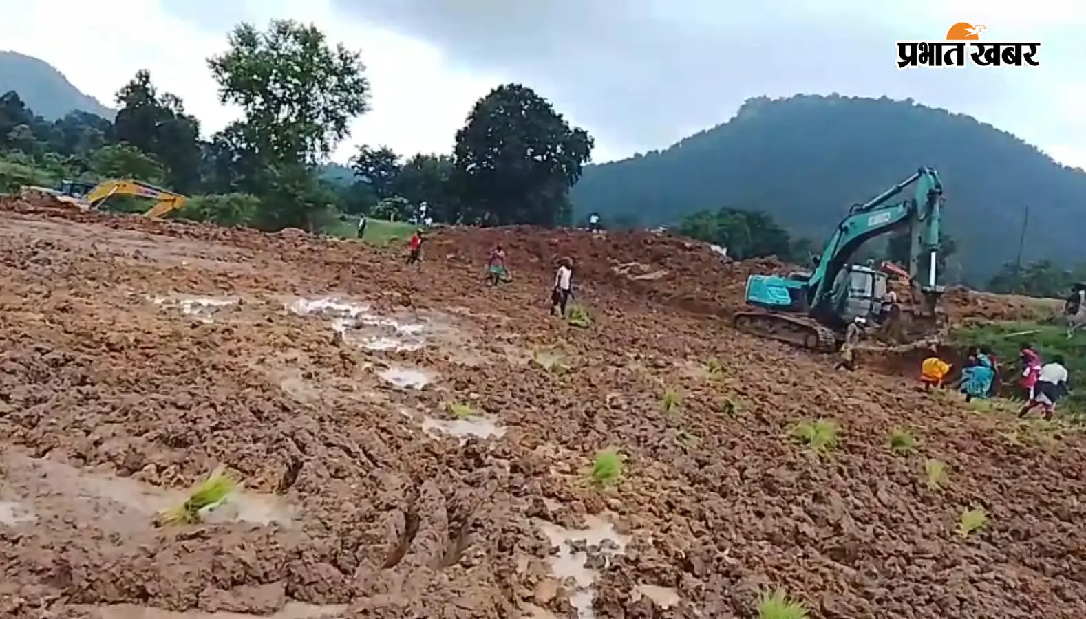 भारतमाला प्रोजेक्ट की जमीन पर ग्रामीणों ने की धनरोपनी, 300 से अधिक ग्रामीणों का प्रदर्शन