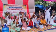 बक्सर: इटाढ़ी रेलवे गुमटी खोलने की मांग पर आंदोलन तेज, पांचवें दिन भी जारी रहा अनिश्चितकालीन धरना
