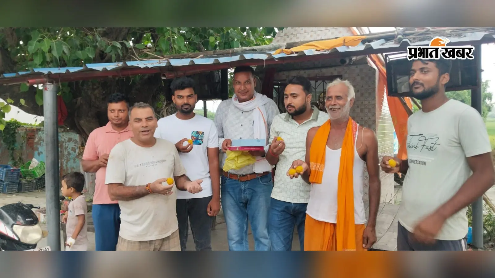 गोपालगंज: बांकीपुर उपचुनाव में प्रशांत किशोर की जीत पर पंचदेवरी में जनसुराज कार्यकर्ताओं ने बांटी मिठाई