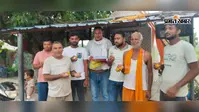 गोपालगंज: बांकीपुर उपचुनाव में प्रशांत किशोर की जीत पर पंचदेवरी में जनसुराज कार्यकर्ताओं ने बांटी मिठाई