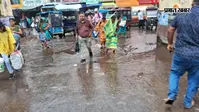 जमालपुर स्टेशन का मुख्य प्रवेश द्वार पर बह रहा नाले का पानी, श्रावणी मेला में कांवरियों को हो रही परेशानी