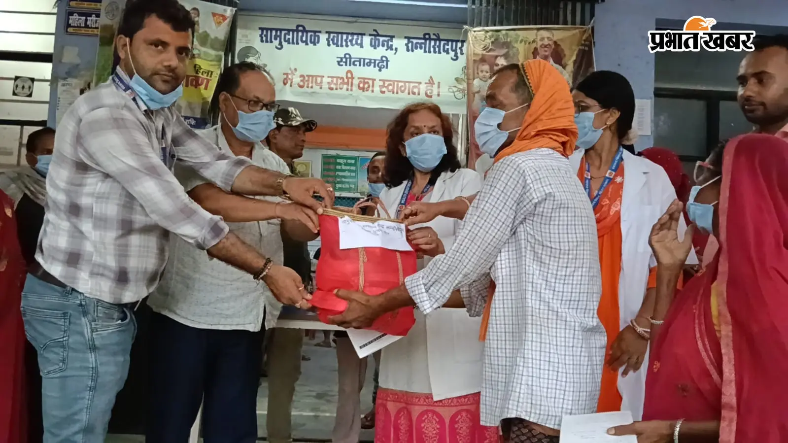 रुन्नीसैदपुर में टीबी मरीजों को फूड पैकेट वितरण, डॉक्टरों ने नियमित दवा लेने की दी सलाह