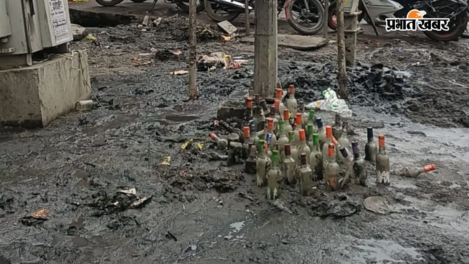 नगर परिषद की सफाई में खुलासा, महावीर कैंसर संस्थान के गेट पर नाले से निकलीं सैकड़ों शराब की खाली बोतलें