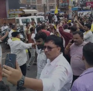 सड़कों पर दिखा जश्न का माहौल