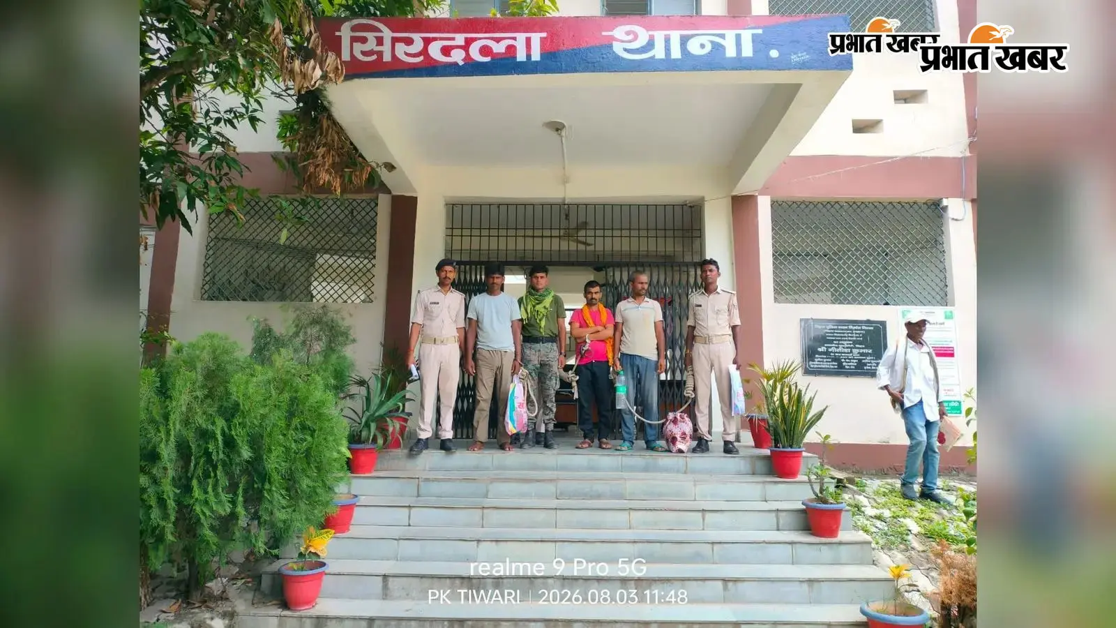 नवादा में 110 लीटर महुआ शराब के साथ तस्कर गिरफ्तार, स्कूटी जब्त