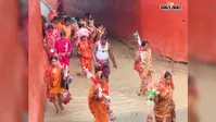 जमुआ मोड़ सब-वे में जलजमाव से कांवरियों को अंधेरे में भी करनी पड़ रही यात्रा, फिसलकर गिर रहे श्रद्धालु