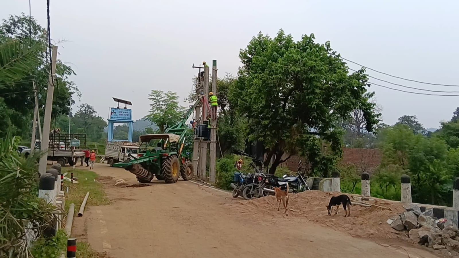 नेमरा गांव में विद्युत कार्य