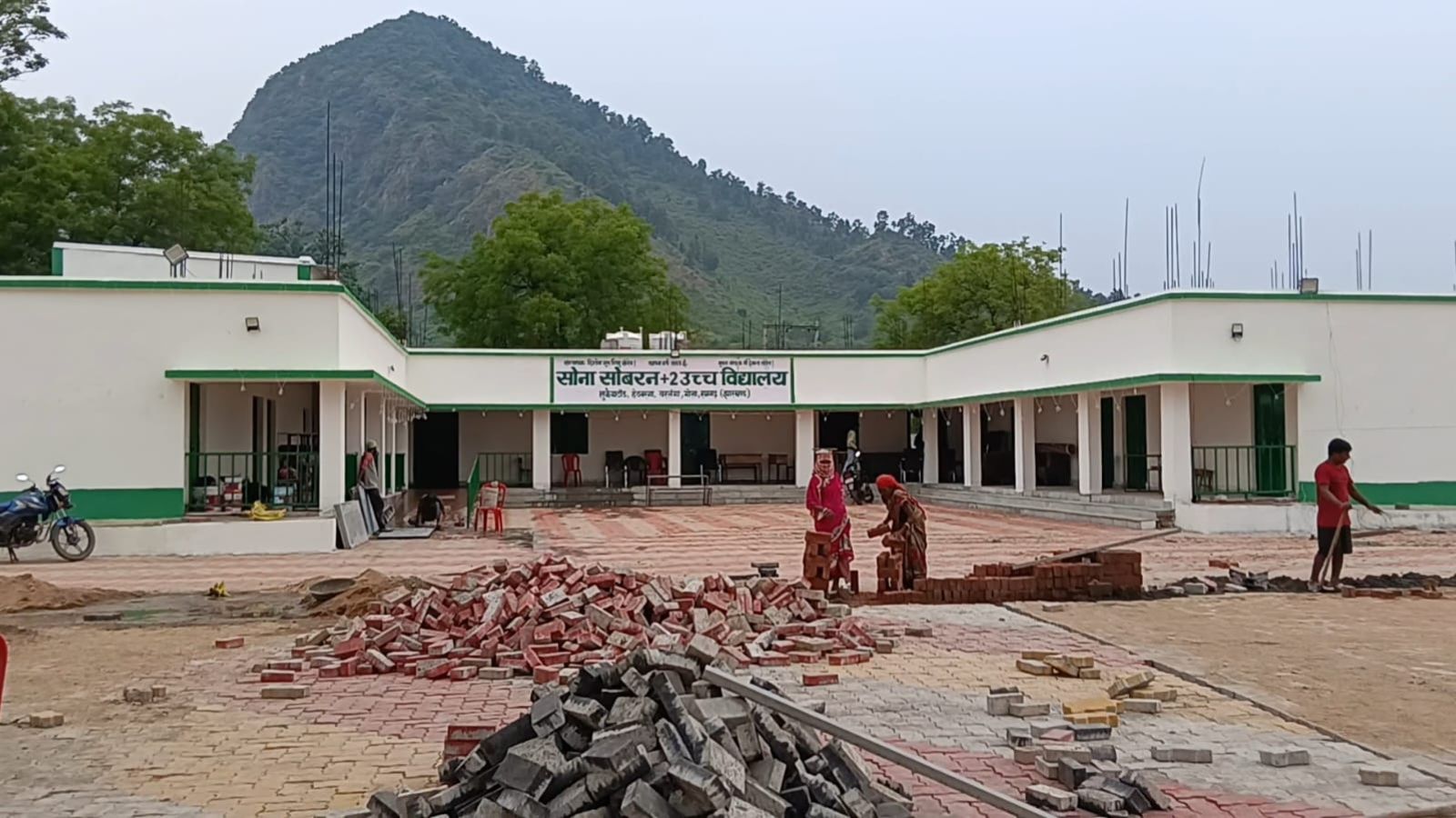 सोना सोबरन प्लस टू उच्च विद्यालय में चल रहा जीर्णोद्धार कार्य.