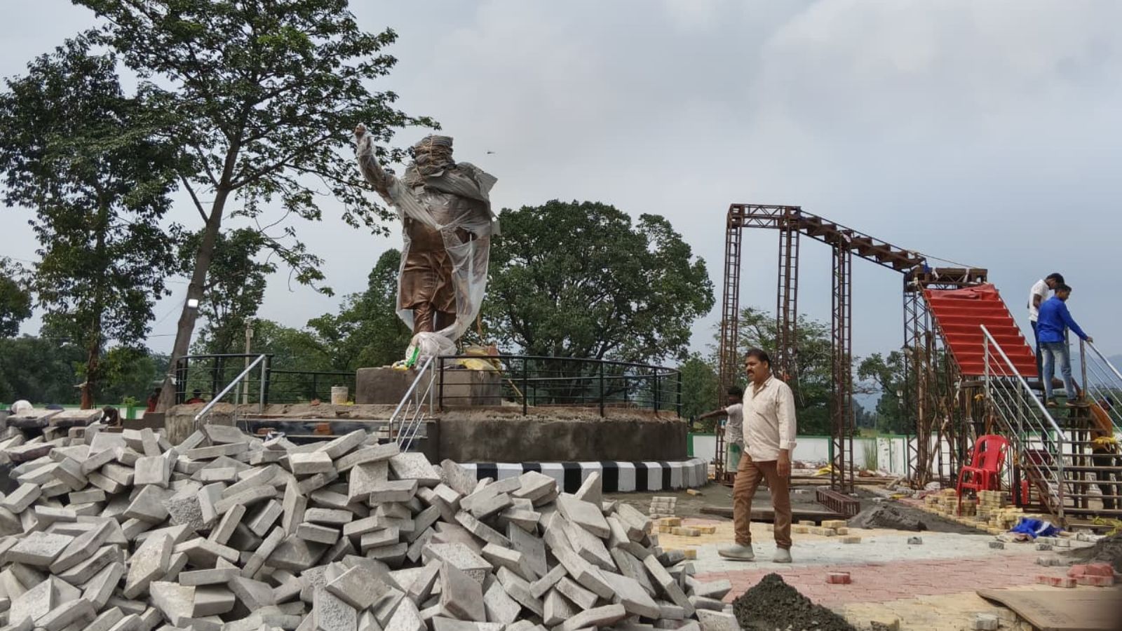 दिशोम गुरू शिबू सोरेन की आदमकद प्रतिमा