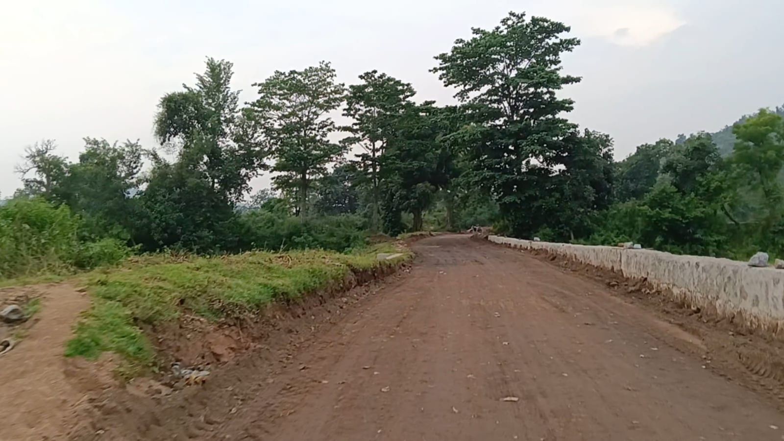 नाड़ी दरहा श्मशान घाट तक बन रही सड़क.