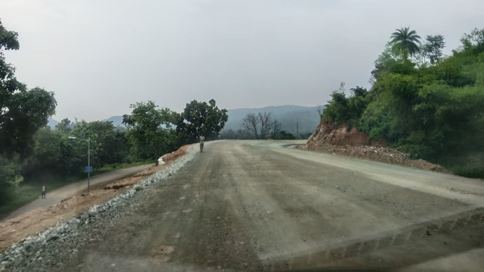 बरलंगा से कस्मार की ओर जाने के लिए पहाड़ काटकर बनाया गया नया मार्ग.