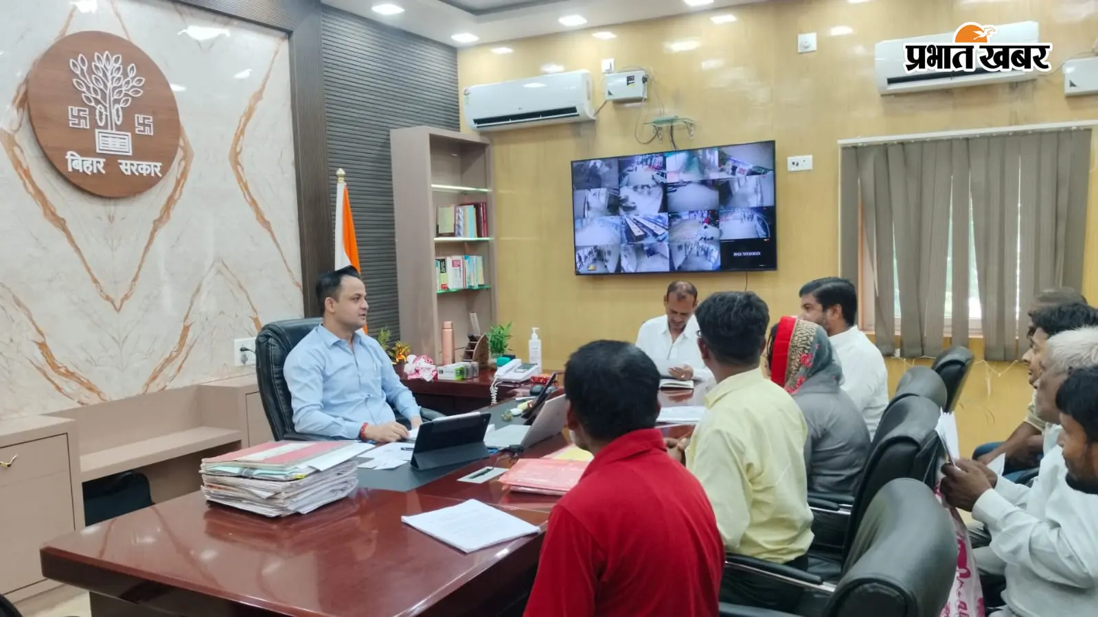 DM ने सुनीं लोगों की शिकायतें, अधिकारियों को त्वरित समाधान के दिए निर्देश