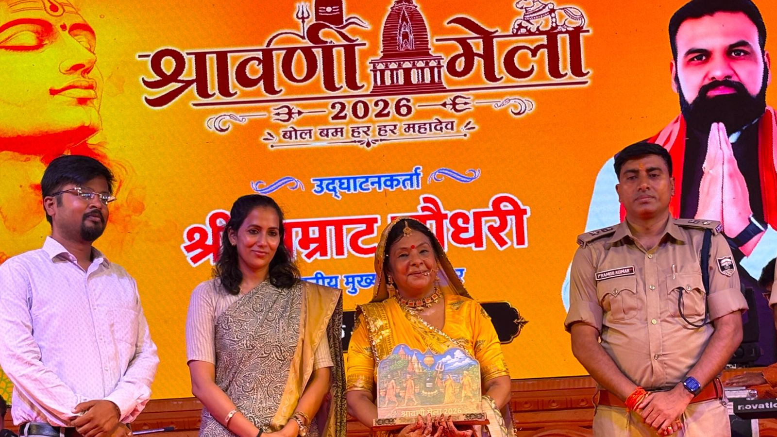 पद्मश्री मालिनी अवस्थी को अंगवस्त्र और स्मृति चिह्न भेंटकर सम्मानित करते डीएम और एसएसपी