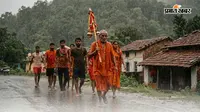 झमाझम बारिश में भी नहीं थमे कांवरियों के कदम, बोल बम के जयघोष से गूंज उठा 105 किमी लंबा कांवरिया पथ