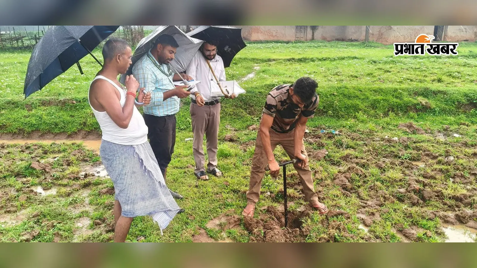 धतुरिया गांव में भागलपुर कृषि कॉलेज की टीम ने लिया मिट्टी का सैंपल, प्रयोगशाला में होगी जांच