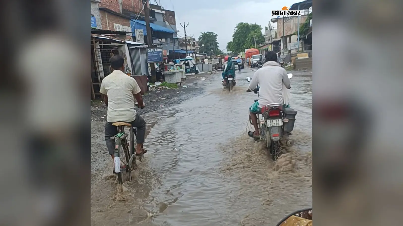 हल्की बारिश में ही तालाब बनी कलियागंज की मुख्य सड़क, जलजमाव से लोग परेशान