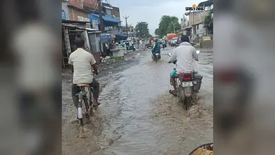 हल्की बारिश में ही तालाब बनी कलियागंज की मुख्य सड़क, जलजमाव से लोग परेशान