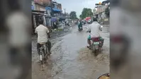 हल्की बारिश में ही तालाब बनी कलियागंज की मुख्य सड़क, जलजमाव से लोग परेशान